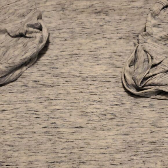 Women within gray top - Picture 5 of 7